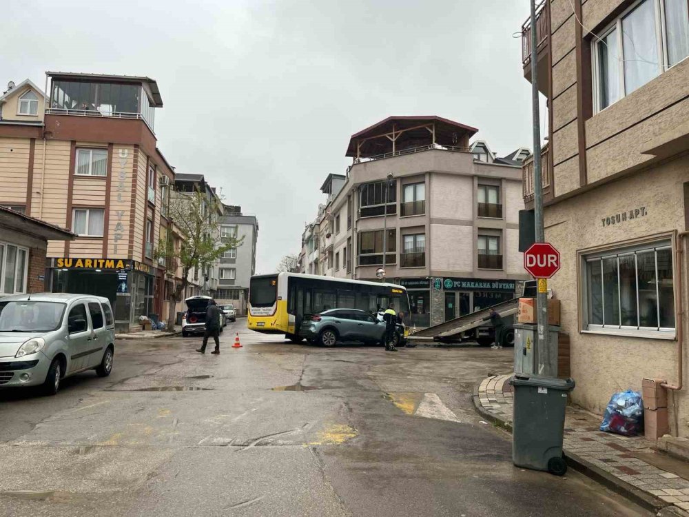Halk Otobüsü İle Otomobil Çarpıştı: 3 Yaralı