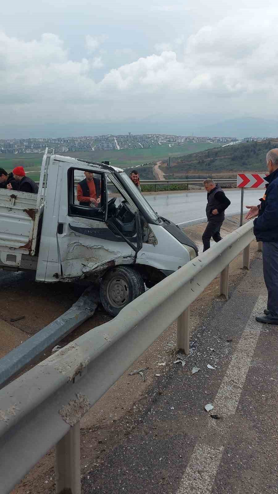 Kontrolden Çıkan Kamyonet Direği Devirdi