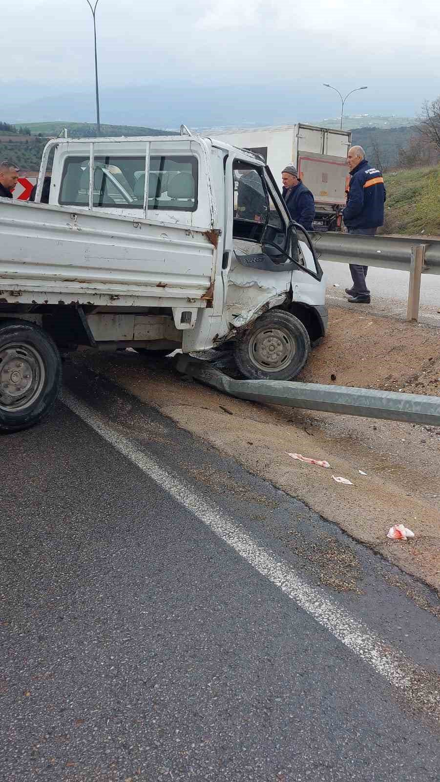 Kontrolden Çıkan Kamyonet Direği Devirdi