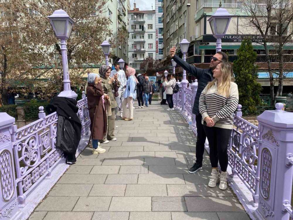 Köprüde Fotoğraf Çektirmeden Gitmiyorlar