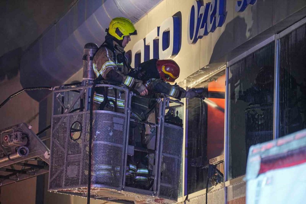 Oto Tamir Ve Yedek Parça Dükkanı Alevlere Teslim Oldu