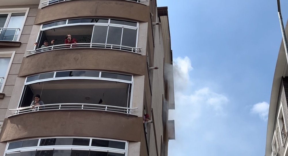 5 Katlı Binanın Zemin Katında Çıkan Yangın Panik Dolu Anlar Yaşattı