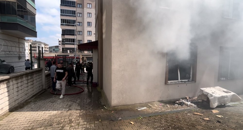 5 Katlı Binanın Zemin Katında Çıkan Yangın Panik Dolu Anlar Yaşattı