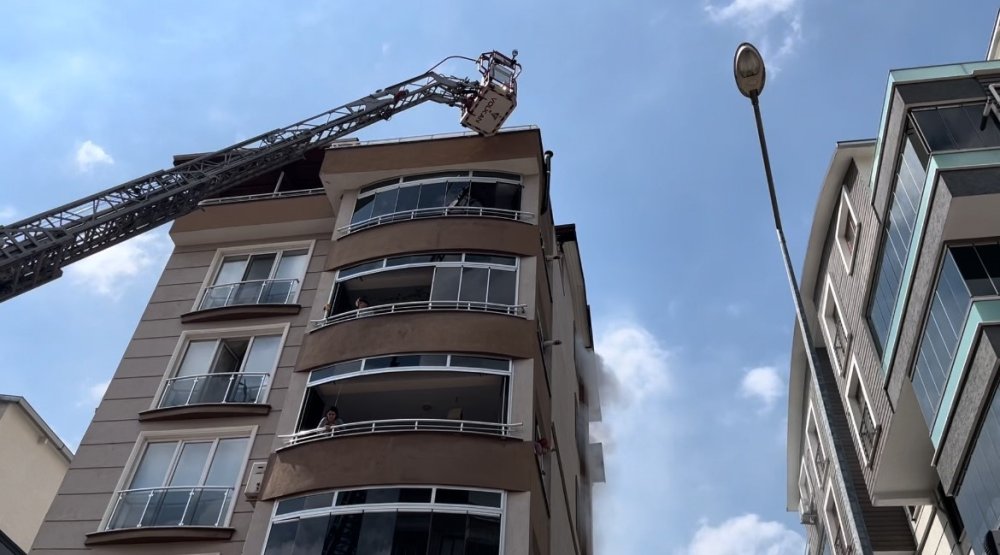 5 Katlı Binanın Zemin Katında Çıkan Yangın Panik Dolu Anlar Yaşattı