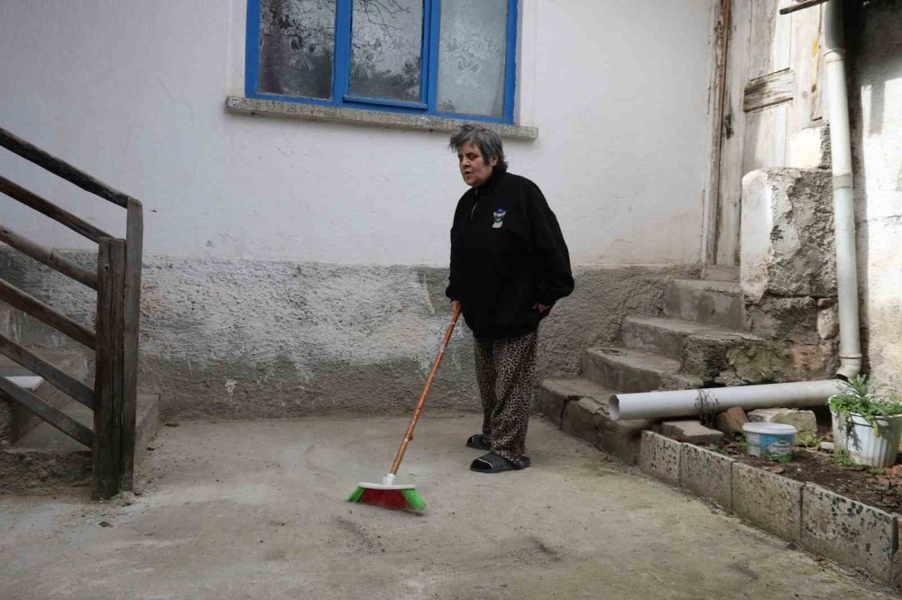 Görme Engeline Rağmen Tek Başına Yaşayıp Hayata Dört Elle Sarılan Kadın Azmiyle Taktir Topluyor
