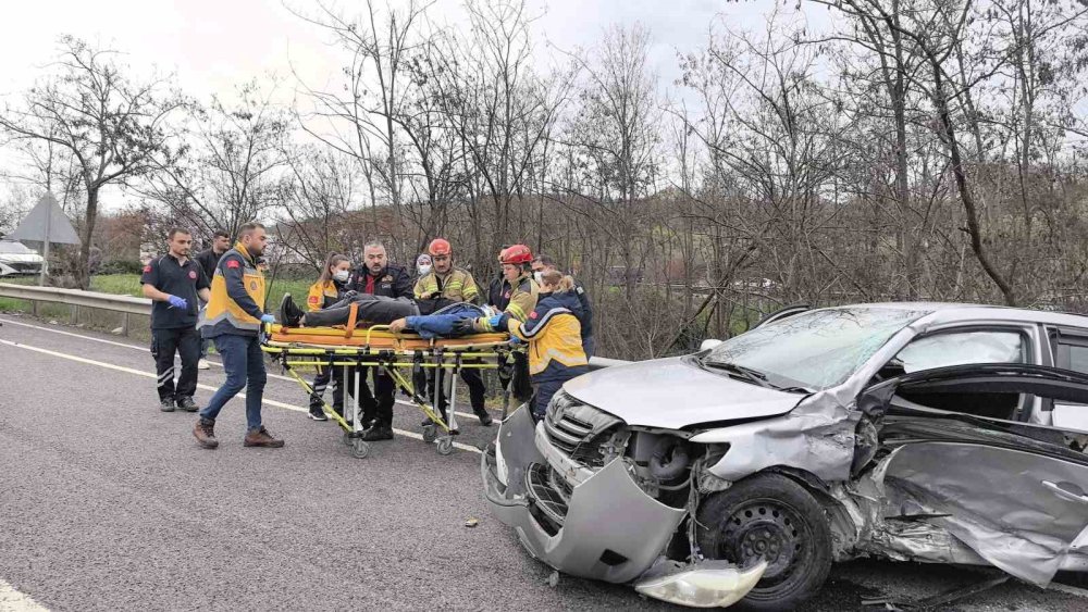 Hafif ticari araç ile otomobilin çarpıştığı kazada 3 kişi yaralandı