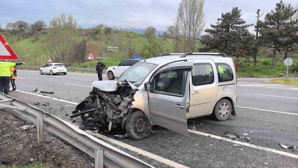 Hafif ticari araç ile otomobilin çarpıştığı kazada 3 kişi yaralandı