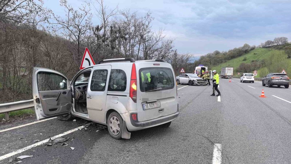 Hafif ticari araç ile otomobilin çarpıştığı kazada 3 kişi yaralandı