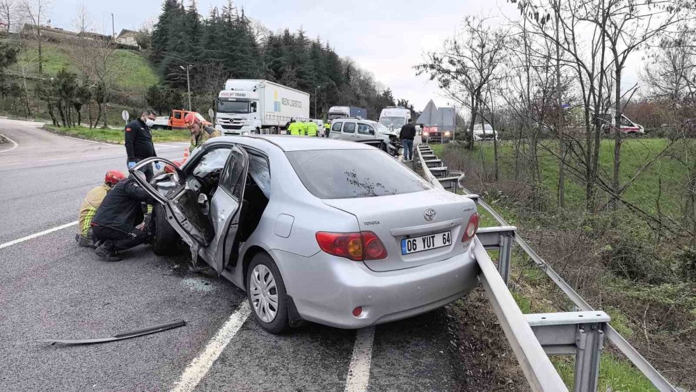 Hafif ticari araç ile otomobilin çarpıştığı kazada 3 kişi yaralandı