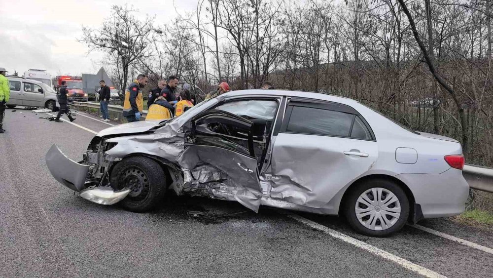 Hafif ticari araç ile otomobilin çarpıştığı kazada 3 kişi yaralandı