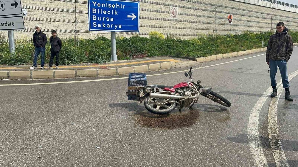 Otomobil İle Motosiklet Çarpıştı:1 Yaralı