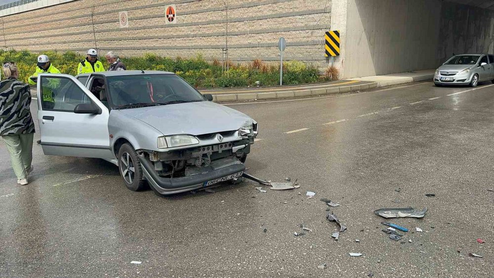 Otomobil İle Motosiklet Çarpıştı:1 Yaralı
