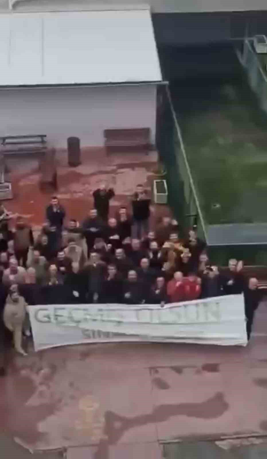 Hastanede Tedavi Gören Arkadaşları İçin Toplanıp Pankart Açtılar