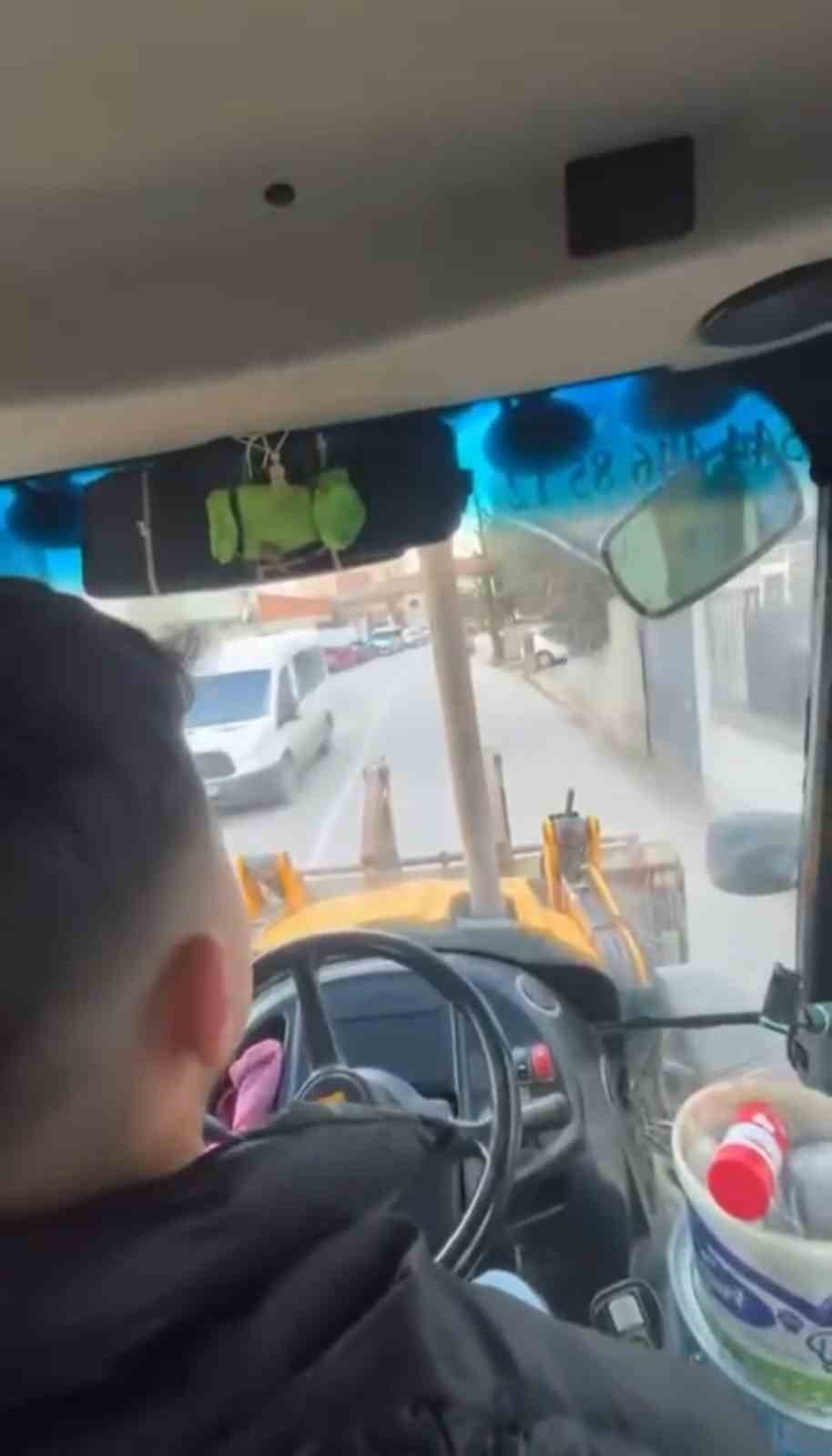 İş Makinesi İle Tehlikeli Yolculuk Kamerada