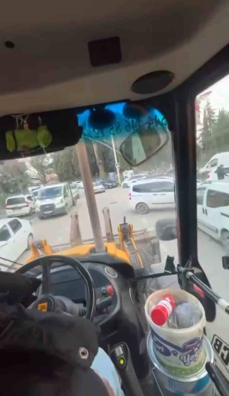 İş Makinesi İle Tehlikeli Yolculuk Kamerada
