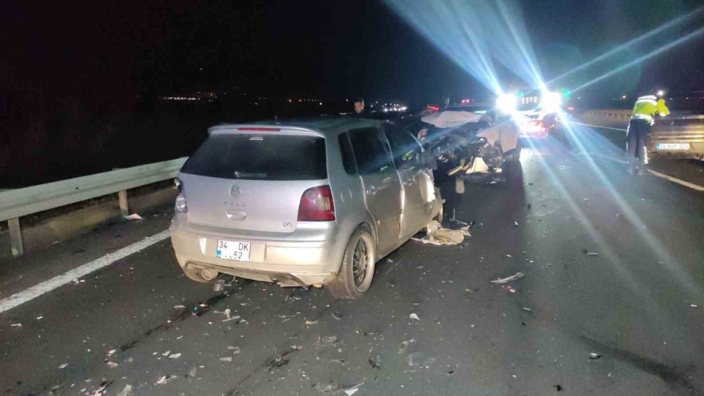 Otoyolda 4 Araç Çarpıştı: 1 Ölü, 7 Yaralı