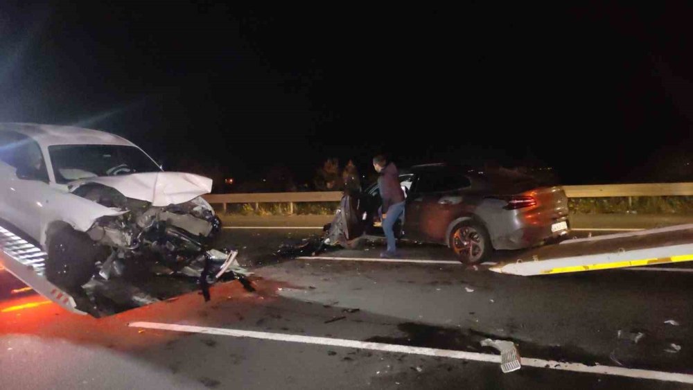 Otoyolda 4 Araç Çarpıştı: 1 Ölü, 7 Yaralı