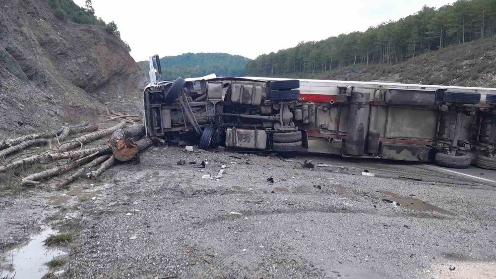 Tır, Otomobilin Üzerine Devrildi: 1 Ölü, 1 Yaralı