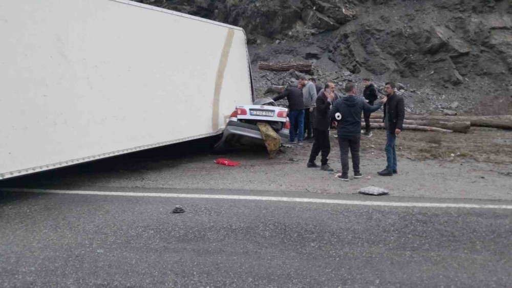 Tır, Otomobilin Üzerine Devrildi: 1 Ölü, 1 Yaralı