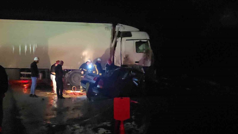 Tır, Otomobilin Üzerine Devrildi: 1 Ölü, 1 Yaralı