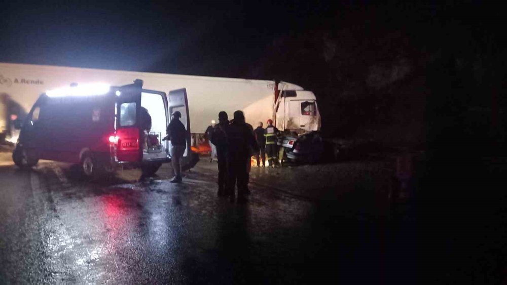 Tır, Otomobilin Üzerine Devrildi: 1 Ölü, 1 Yaralı