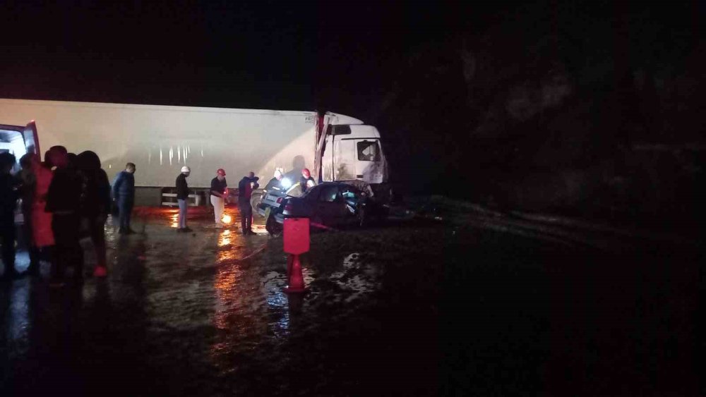 Tır, Otomobilin Üzerine Devrildi: 1 Ölü, 1 Yaralı