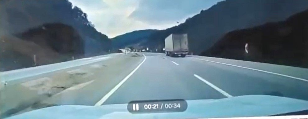 Tır Otomobilin Üzerine Devrildi