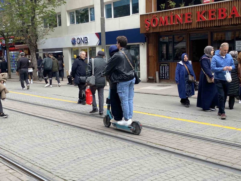 Aynı Scooter’a Binen 2 Kişi Önlerine Gelene Zil Çaldı