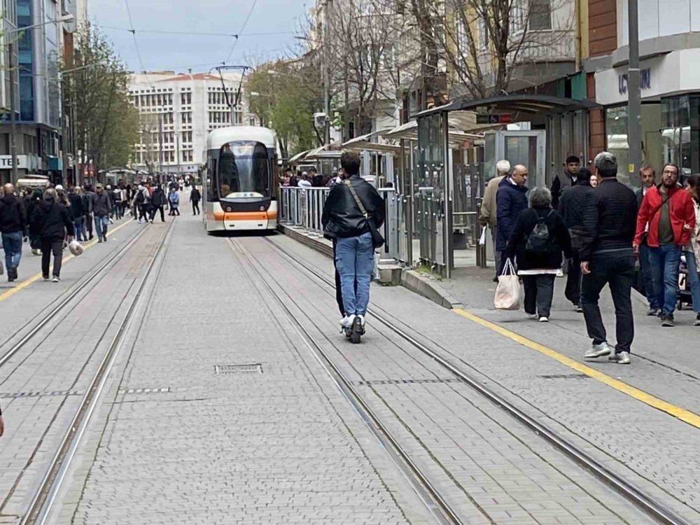 Aynı Scooter’a Binen 2 Kişi Önlerine Gelene Zil Çaldı