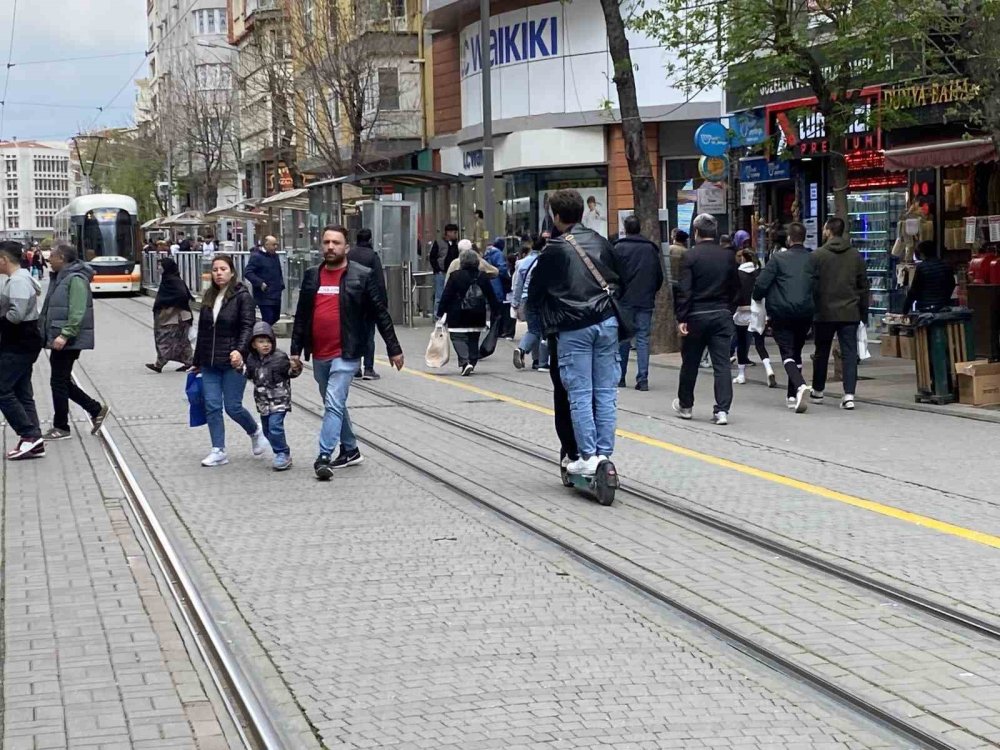 Aynı Scooter’a Binen 2 Kişi Önlerine Gelene Zil Çaldı