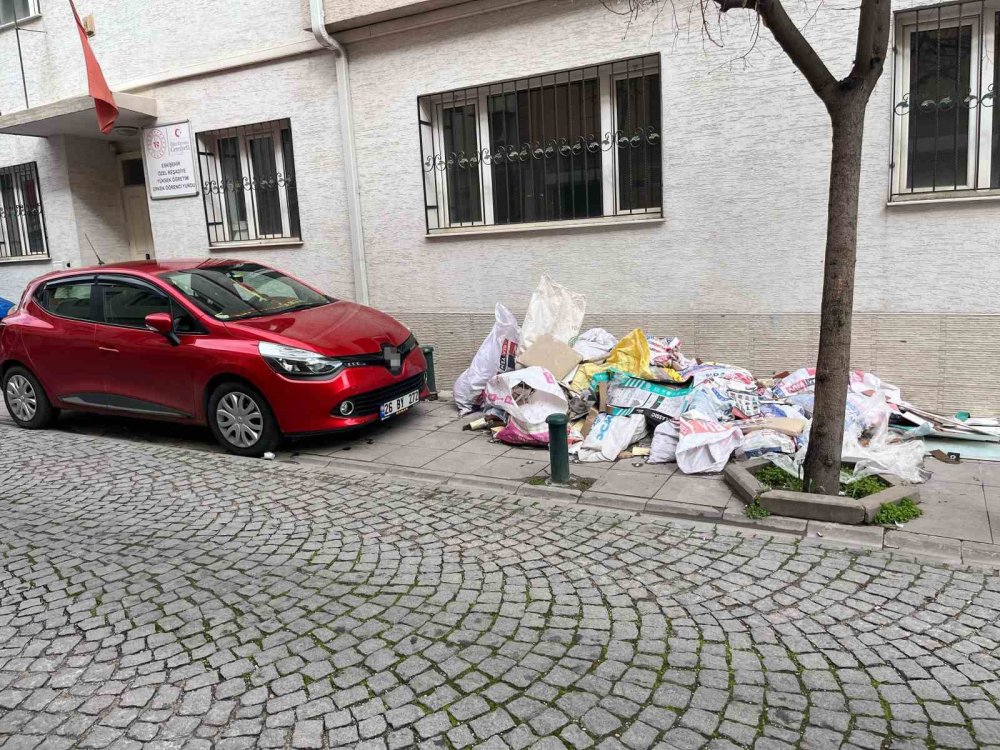 Biriken Çöpler Kaldırımı Kapattı