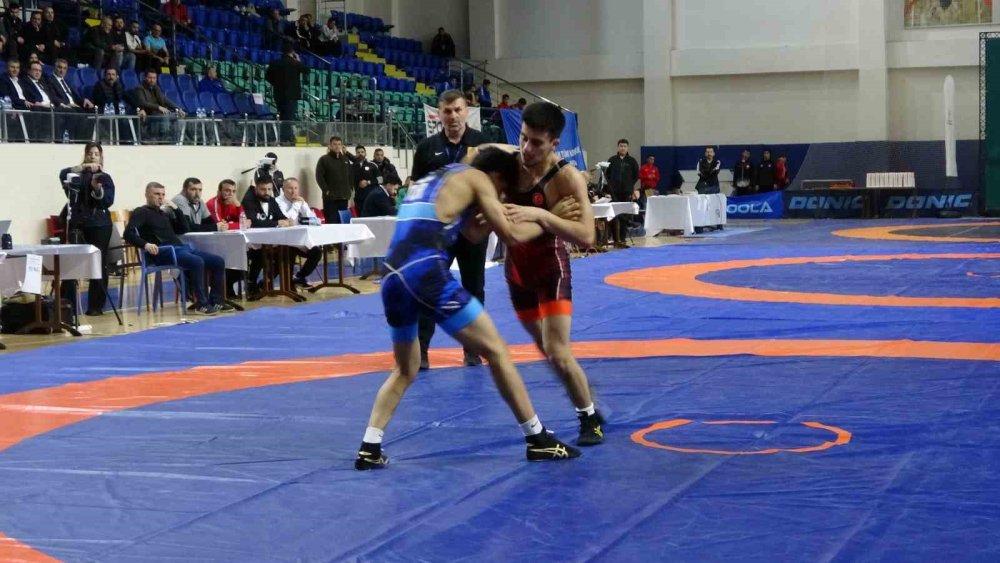 Kütahya’da U17 Güreş Türkiye Şampiyonası Başladı