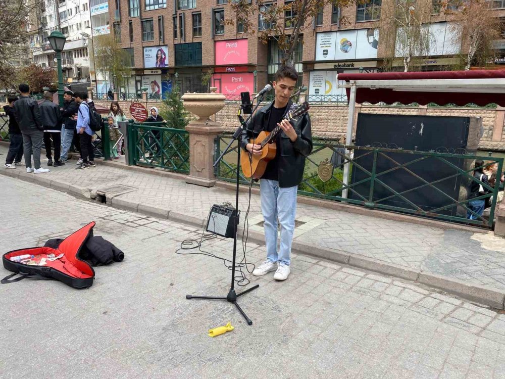 Sokak Müzisyeni Tatilde De Sanatına Devam Etti