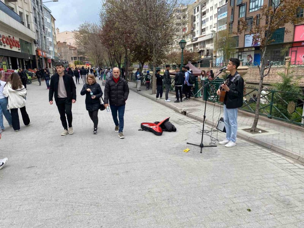 Sokak Müzisyeni Tatilde De Sanatına Devam Etti