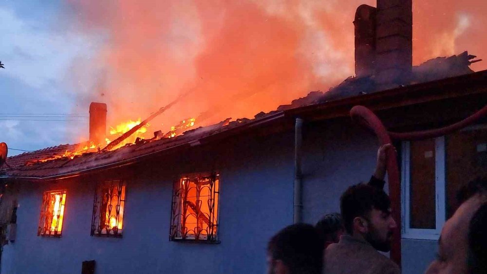 Yanan Ev Kullanılamaz Hale Geldi