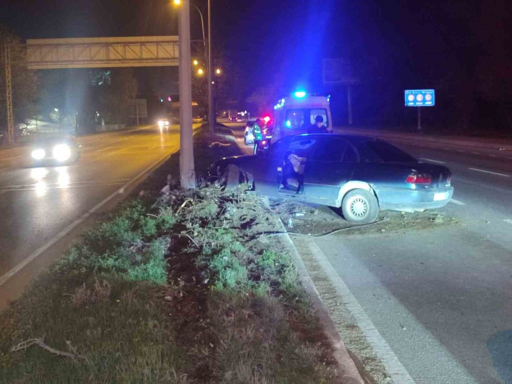 Alkollü Sürücünün Direksiyon Hakimiyetini Kaybettiği Araç Direğe Çarparak Durabildi