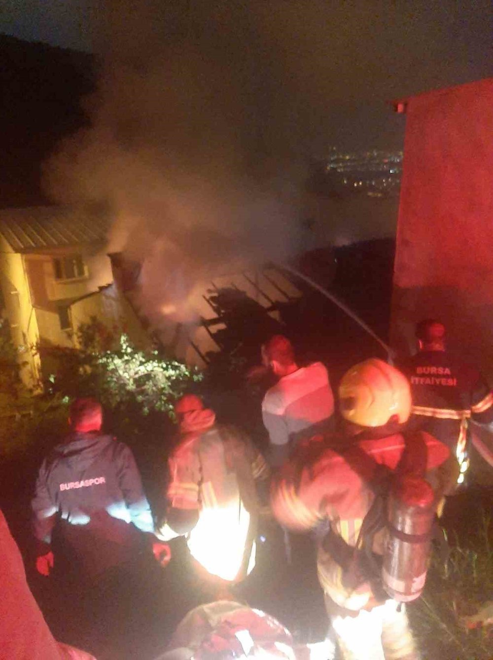 Evin Çatı Katı Alev Alev Yandı