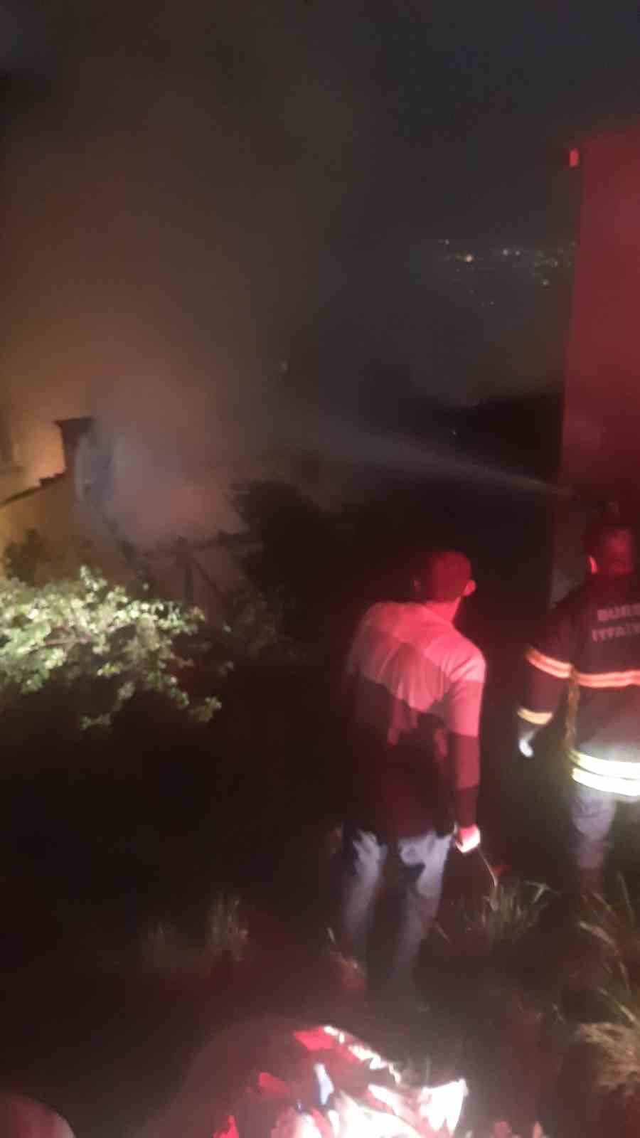 Evin Çatı Katı Alev Alev Yandı