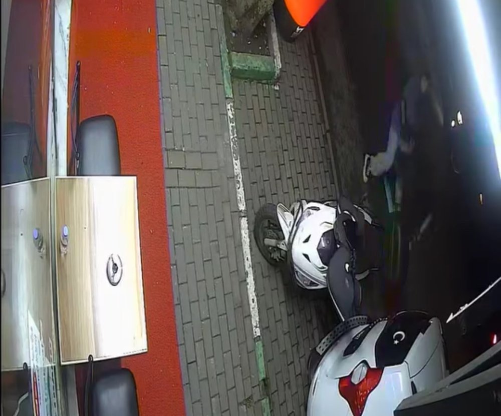 Markete Girdi Alışveriş Yaptı, Dışarı Çıktı Motosiklet Çarptı