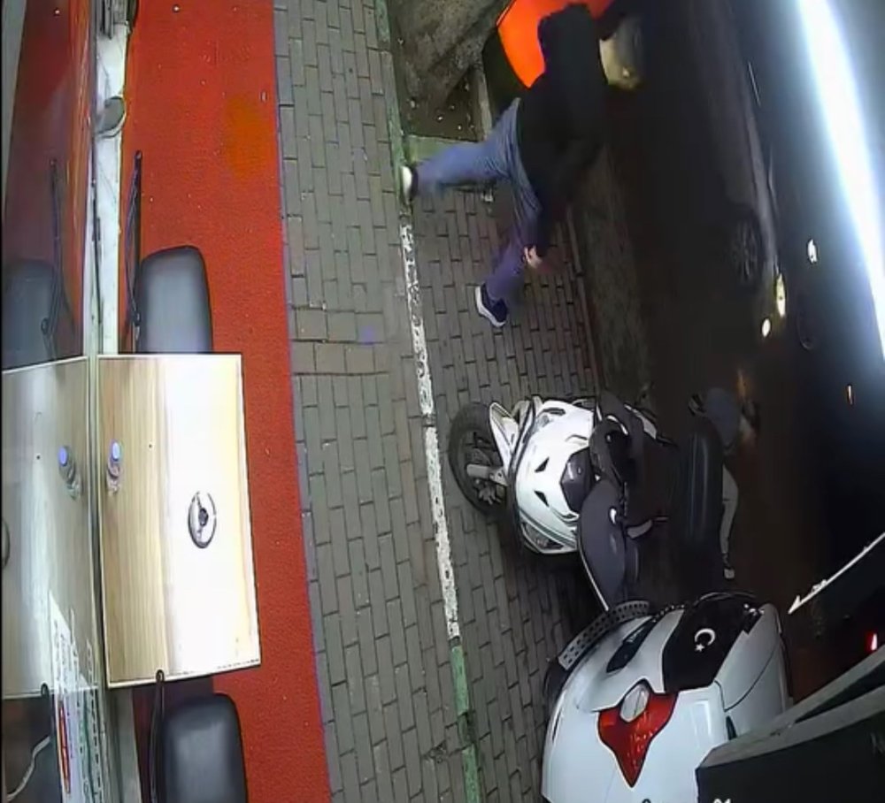 Markete Girdi Alışveriş Yaptı, Dışarı Çıktı Motosiklet Çarptı