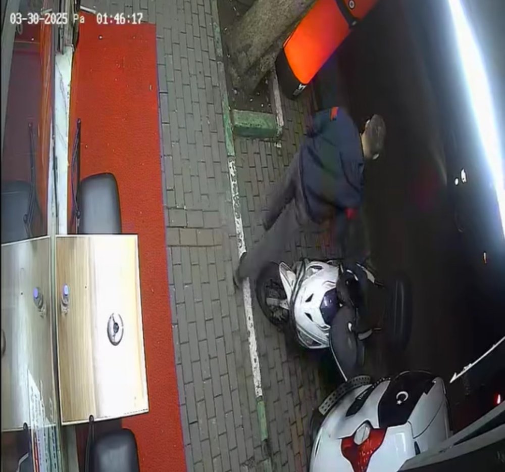 Markete Girdi Alışveriş Yaptı, Dışarı Çıktı Motosiklet Çarptı