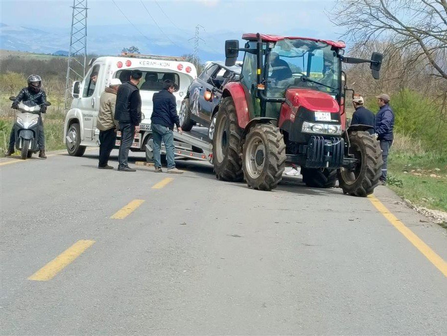 Otomobil şarampole devrildi