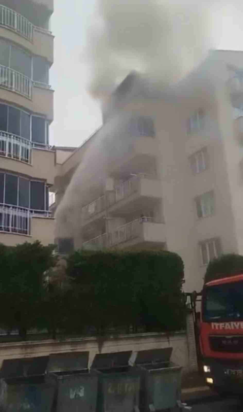 5 Katlı Binanın Çatısı Alevlere Teslim Oldu
