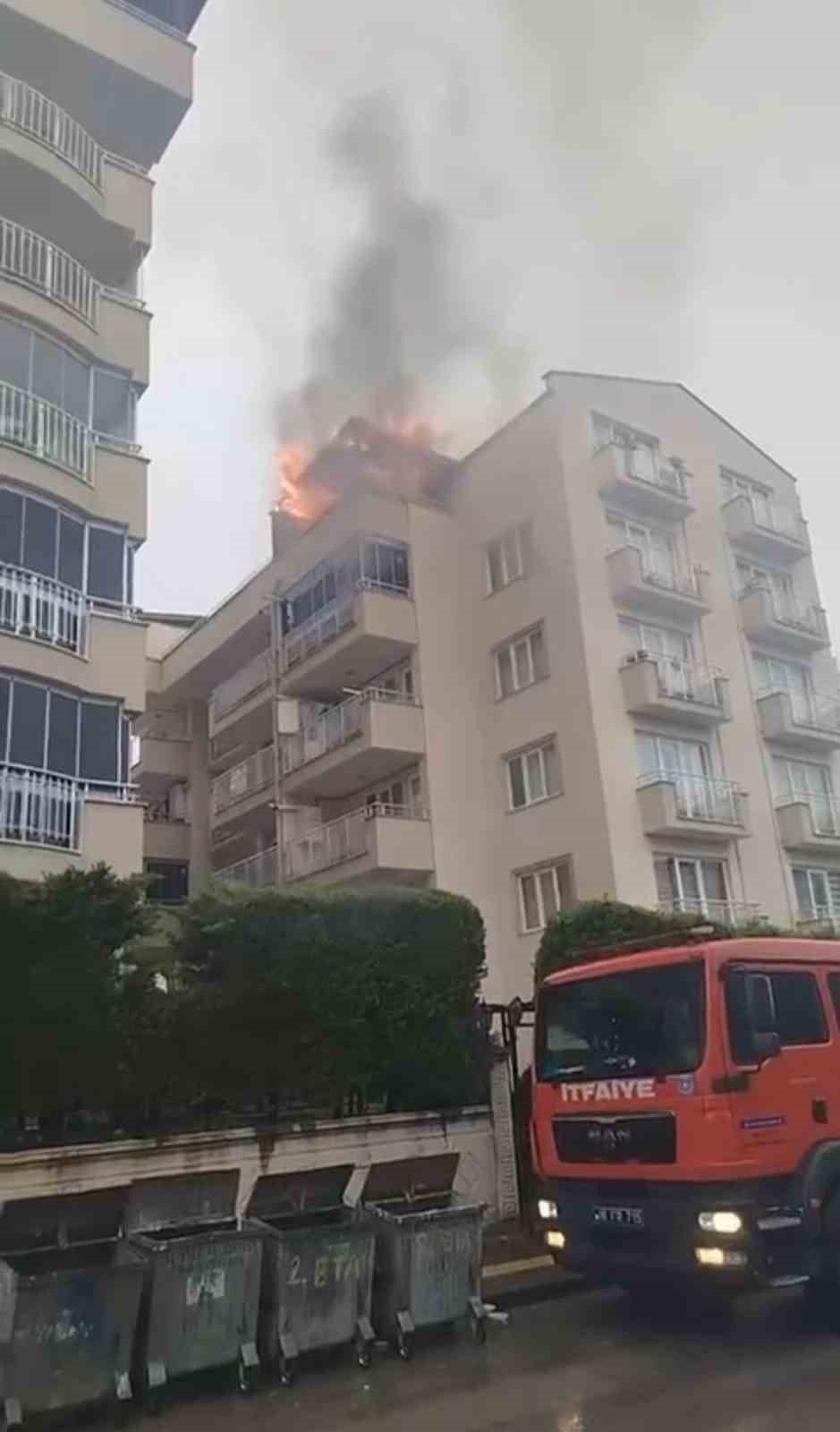 5 Katlı Binanın Çatısı Alevlere Teslim Oldu