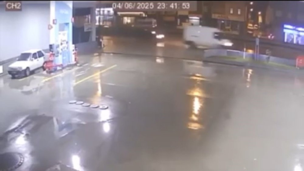 Kontrolden Çıkan Otomobil Duvara Çarptı