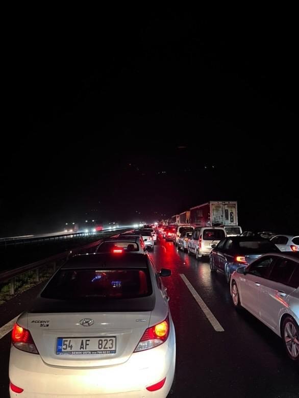 Otoyolda Makaslayan Tır Kaza Yaptı!