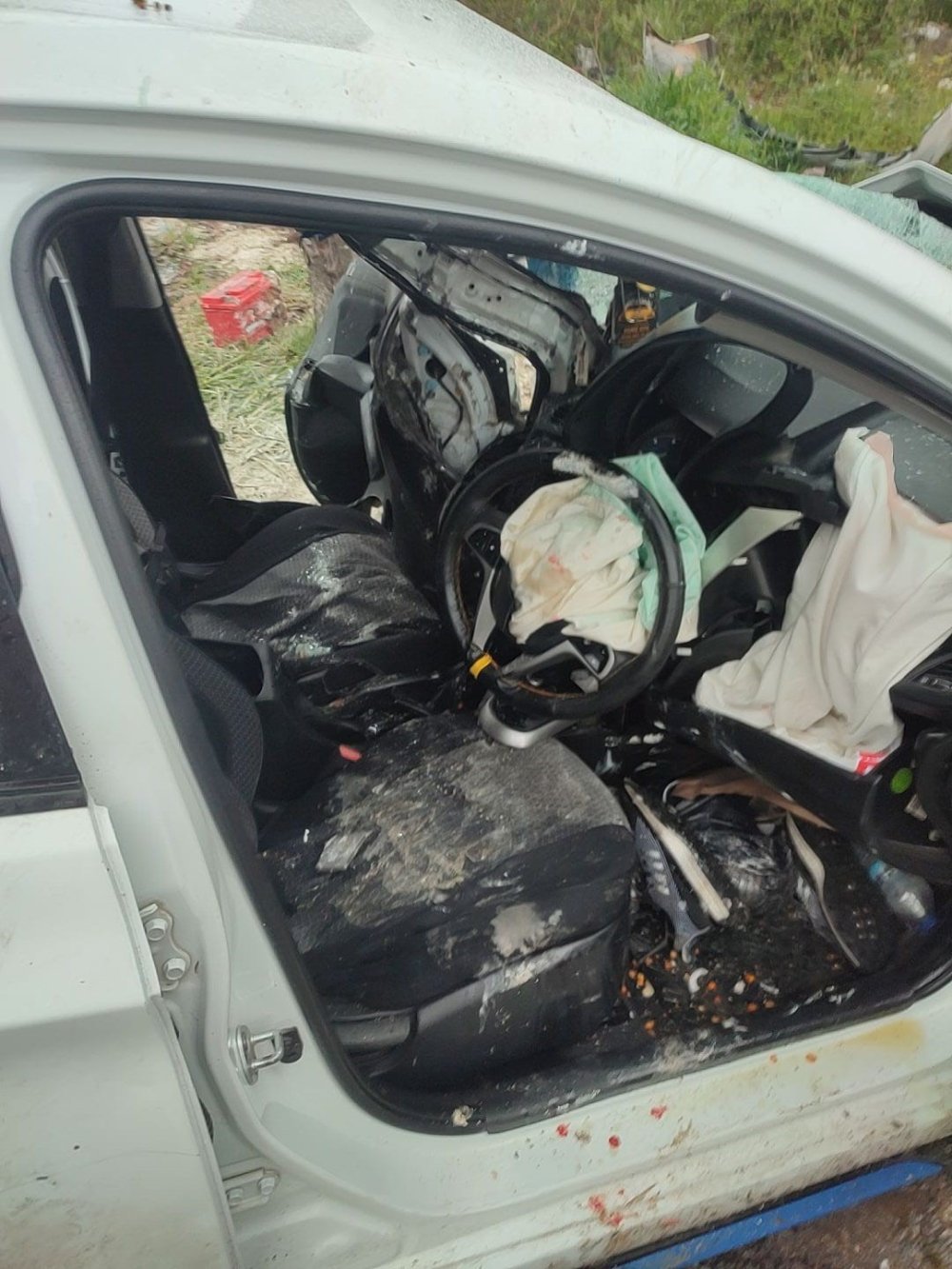 Ağaca Çarpıp Hurdaya Dönen Otomobildeki 2 Kişi Yaralandı