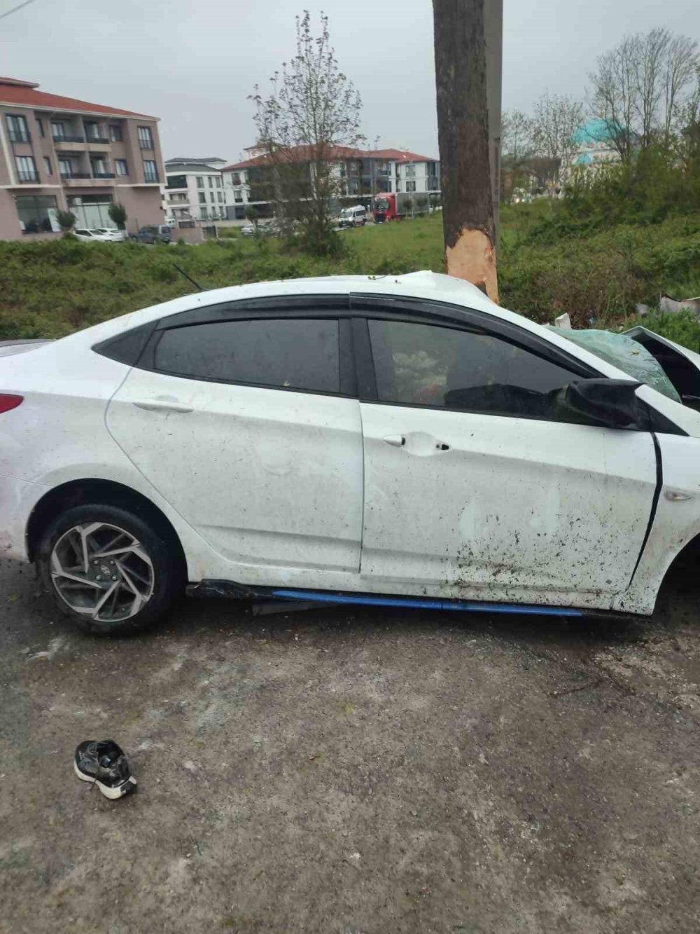Ağaca Çarpıp Hurdaya Dönen Otomobildeki 2 Kişi Yaralandı