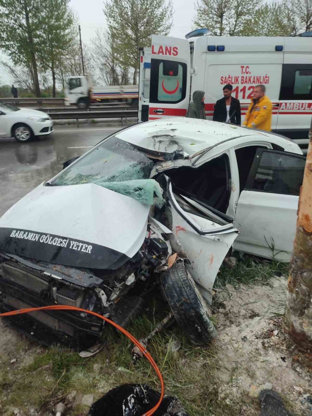 Ağaca Çarpıp Hurdaya Dönen Otomobildeki 2 Kişi Yaralandı