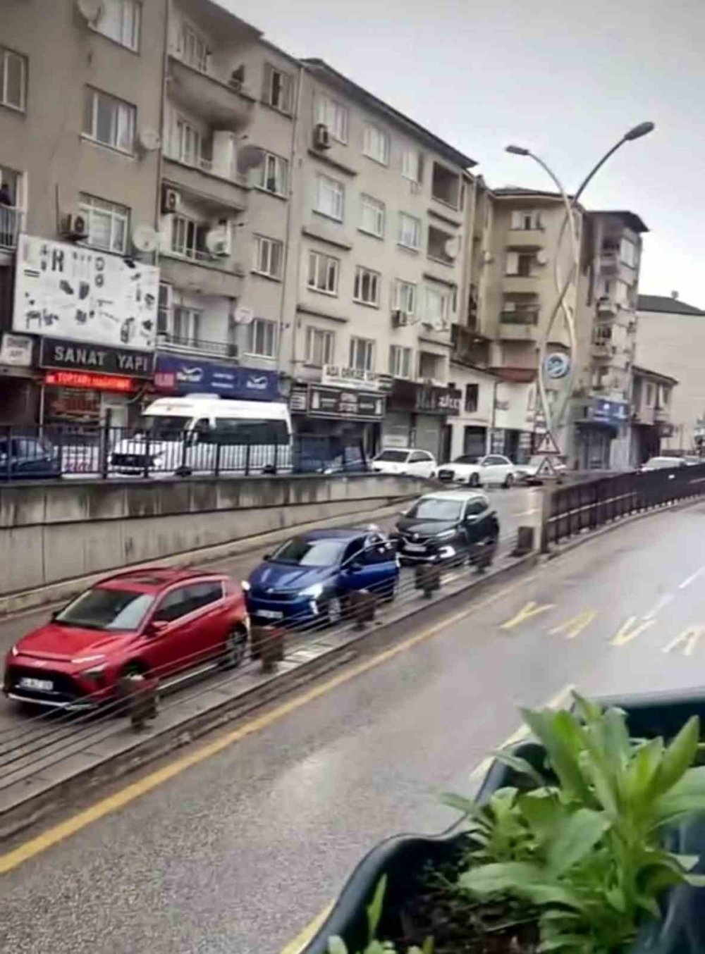 Alt Geçitte Takla Atan Otomobil Trafiği Aksattı